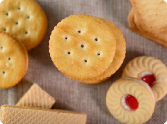 many-cookies-are-placed-fabric-then-placed-wooden-table